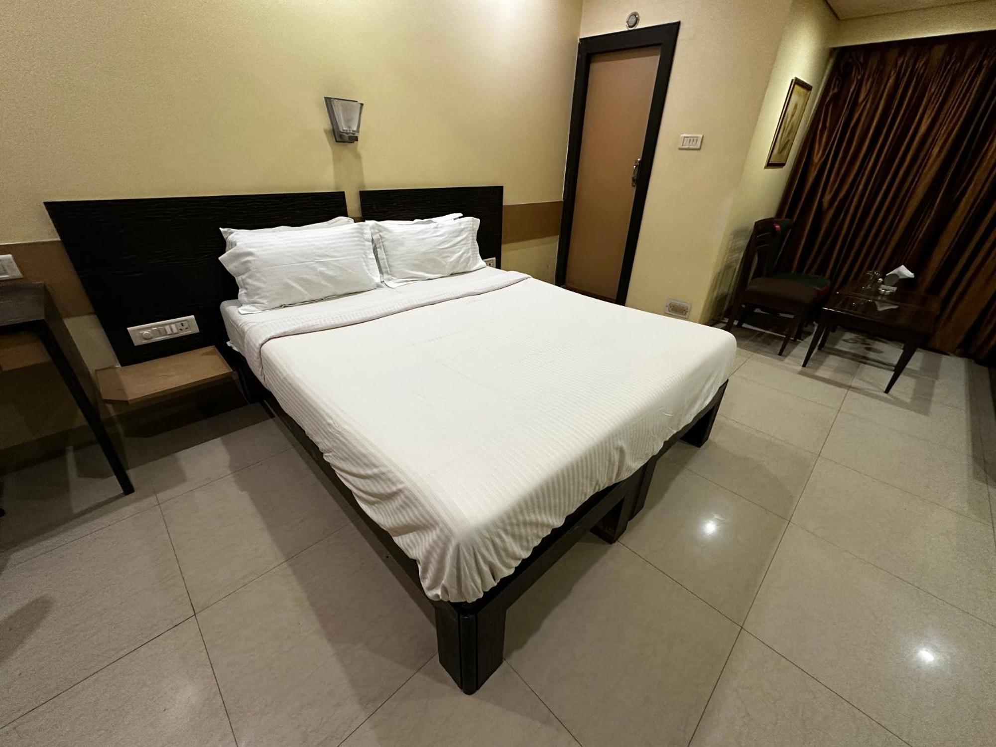 The Saffron Suites Sasupada Экстерьер фото