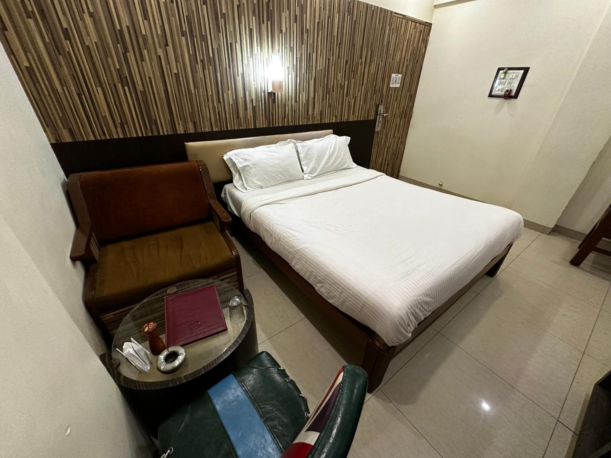The Saffron Suites Sasupada Экстерьер фото