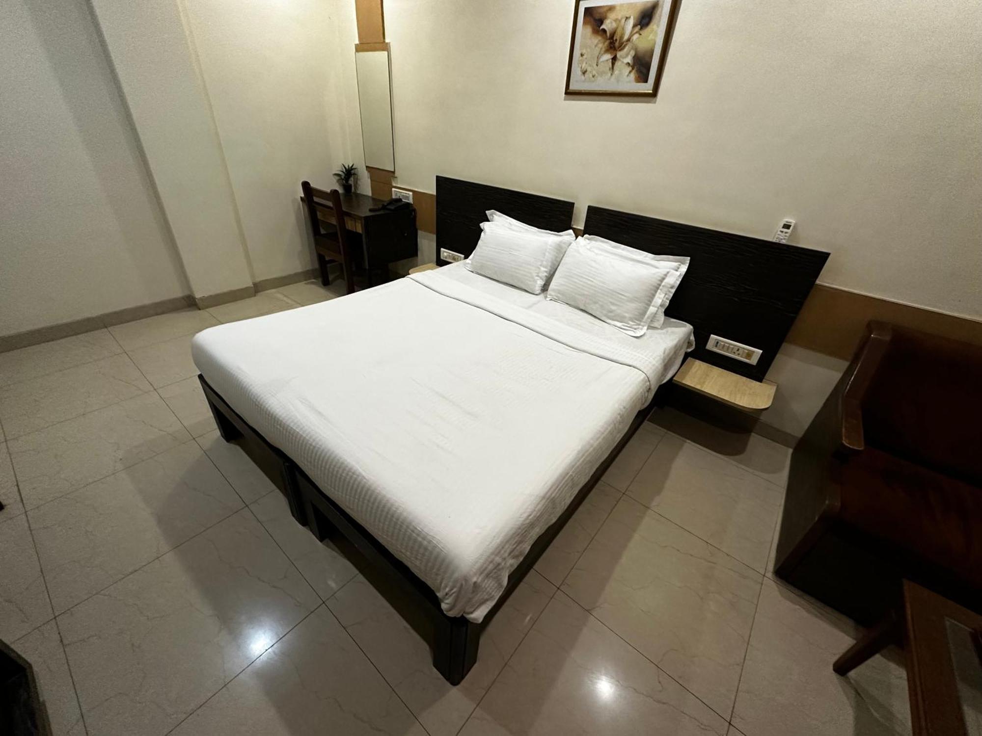 The Saffron Suites Sasupada Экстерьер фото