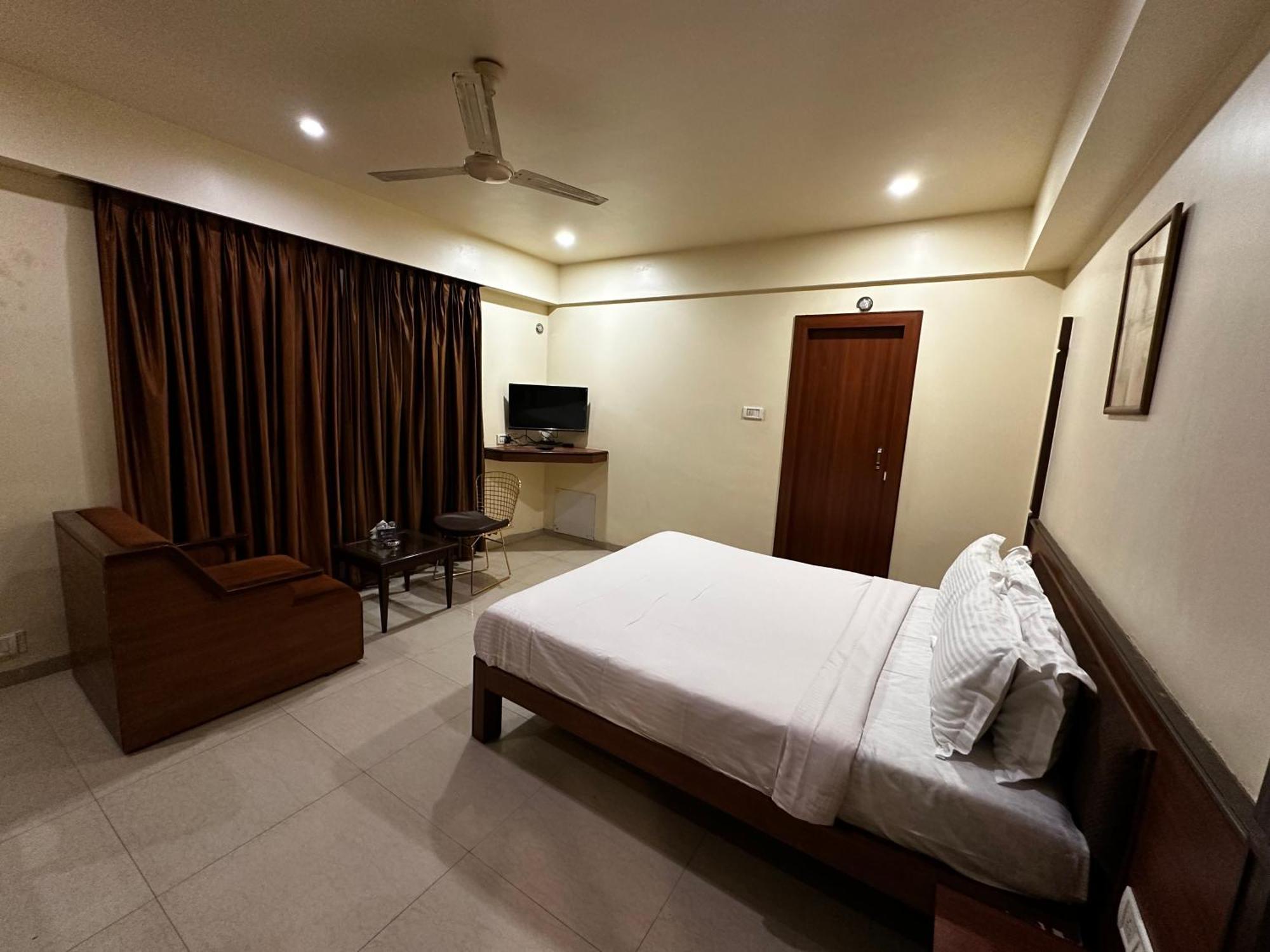 The Saffron Suites Sasupada Экстерьер фото