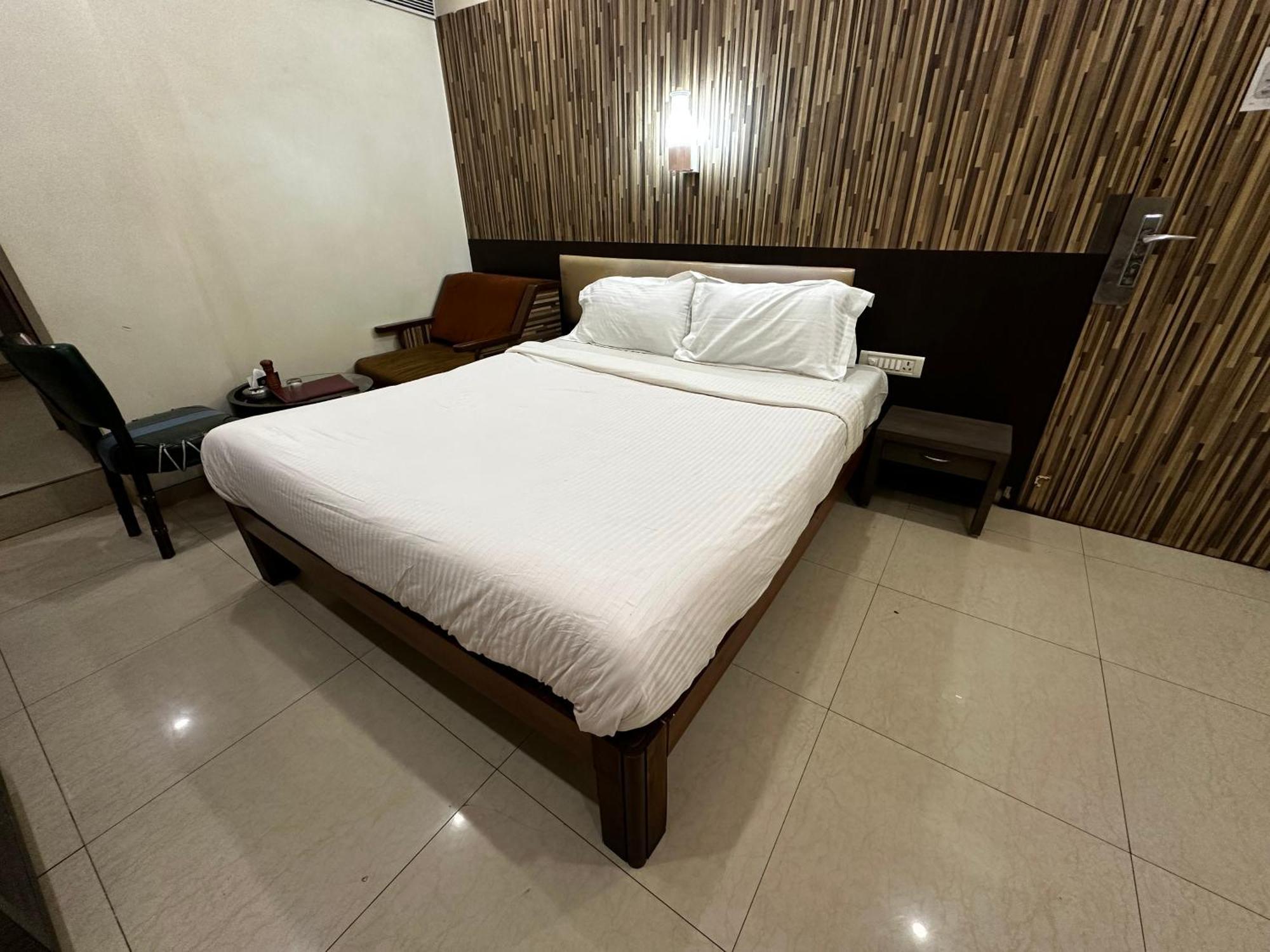 The Saffron Suites Sasupada Экстерьер фото