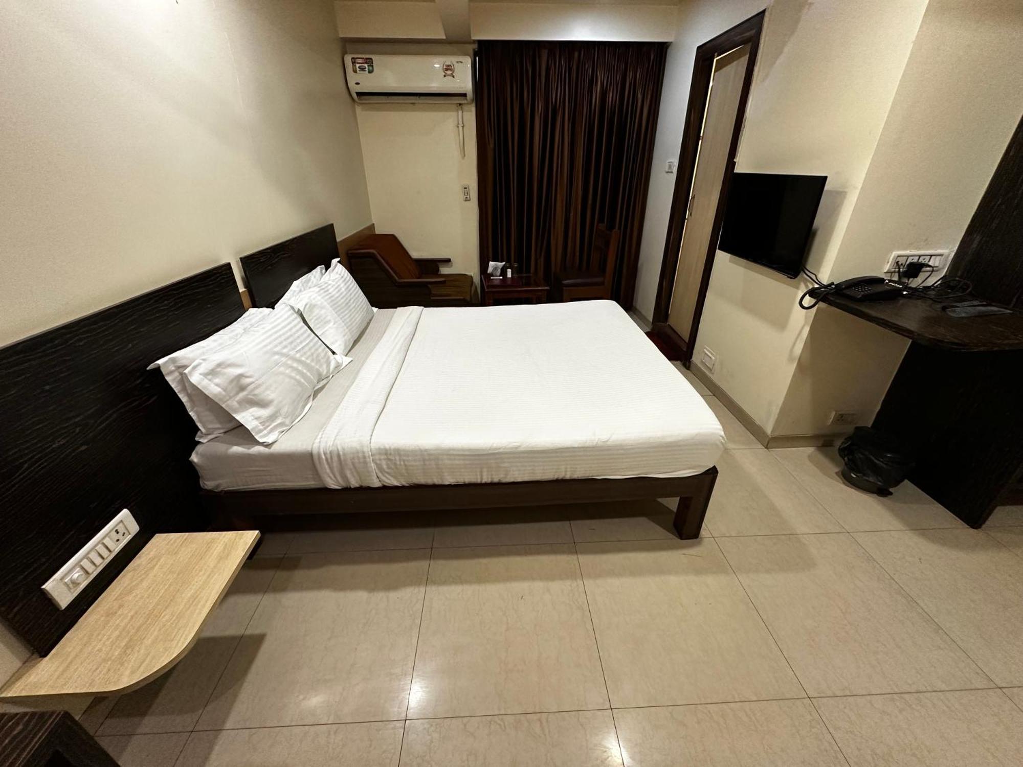 The Saffron Suites Sasupada Экстерьер фото