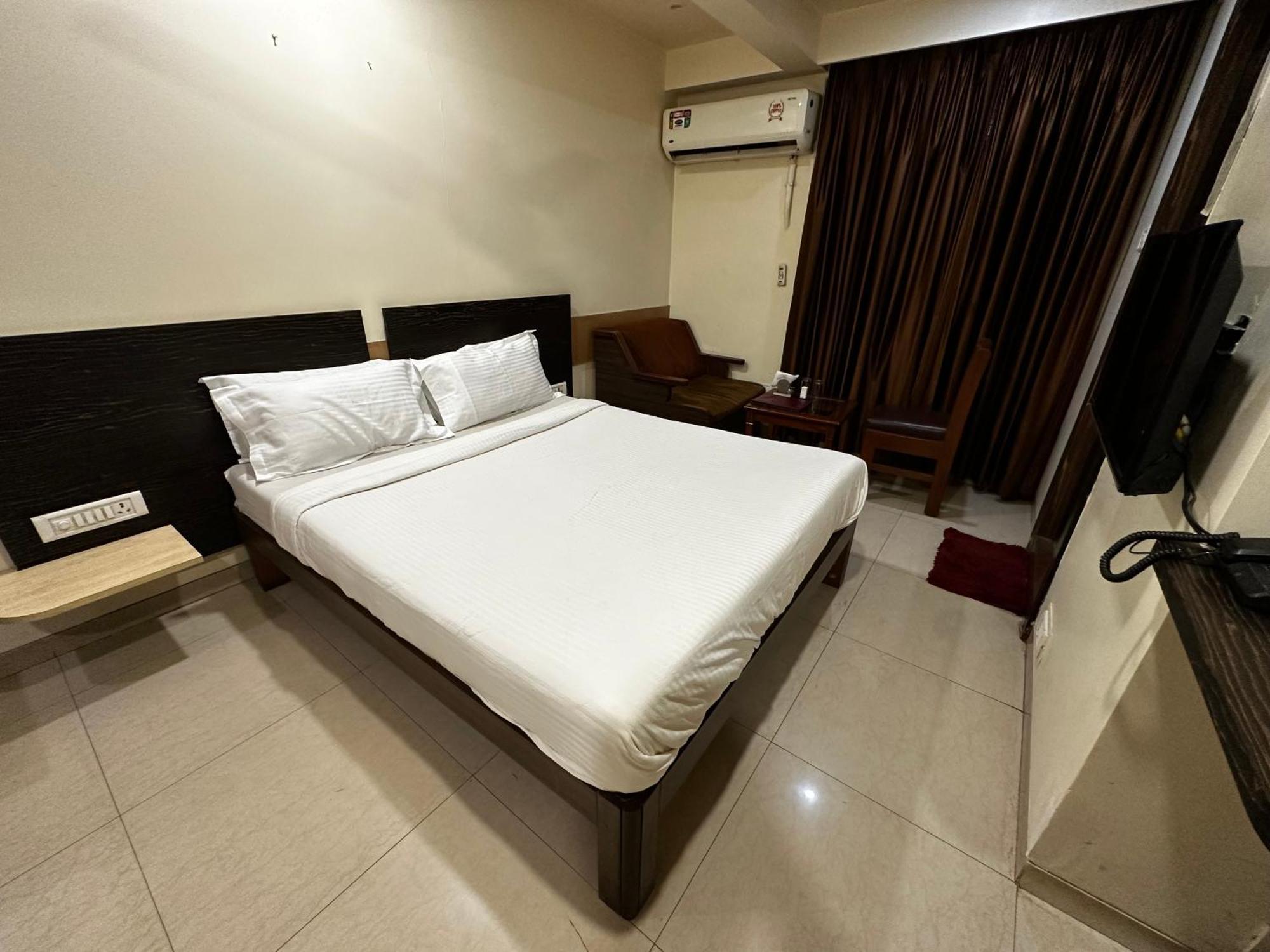 The Saffron Suites Sasupada Экстерьер фото