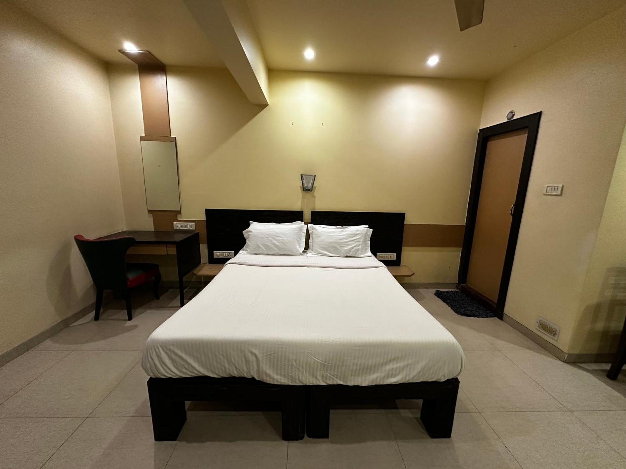 The Saffron Suites Sasupada Экстерьер фото