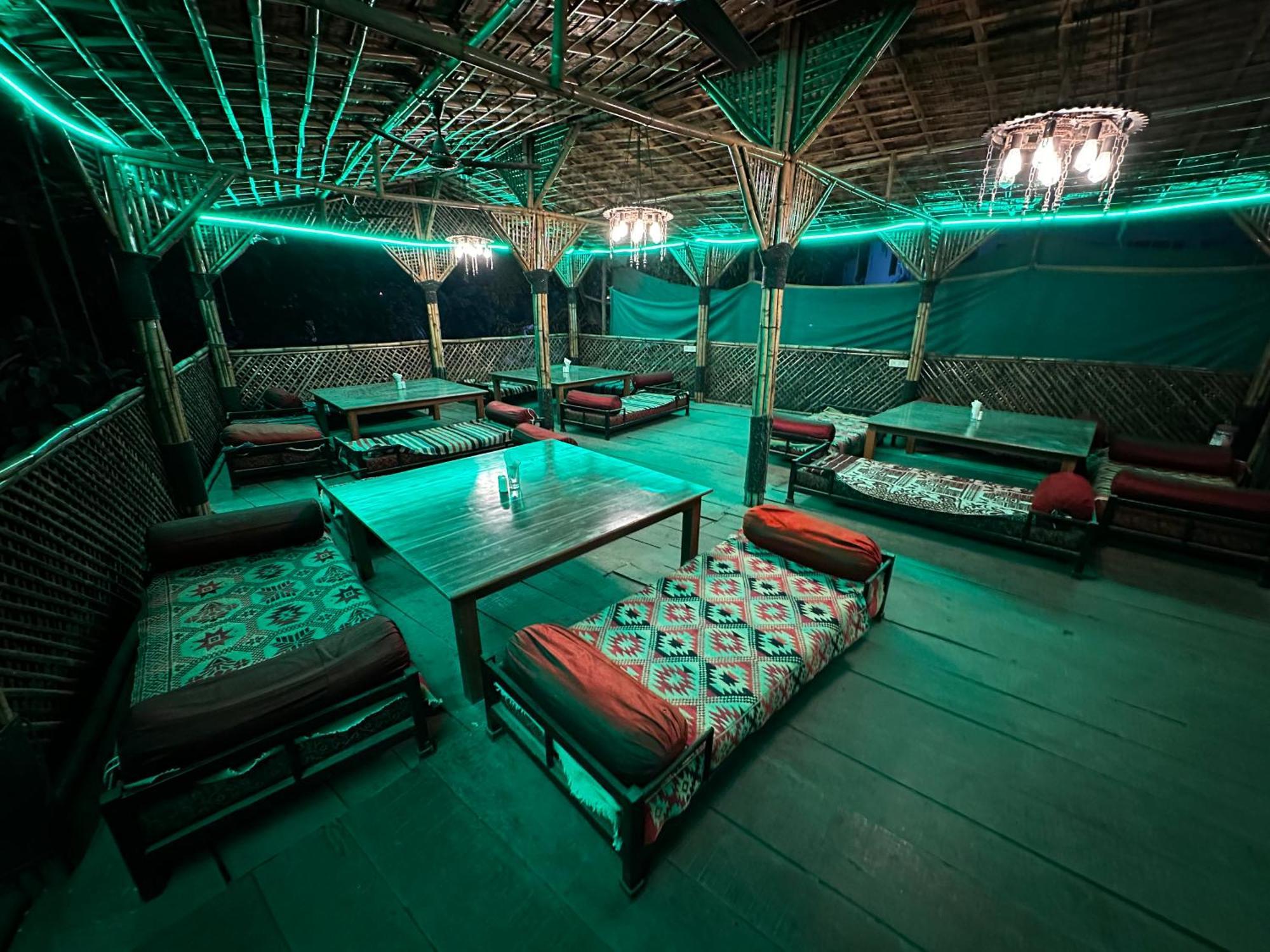 The Saffron Suites Sasupada Экстерьер фото