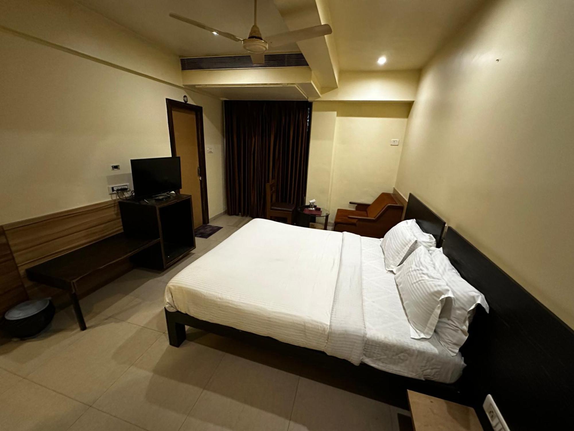 The Saffron Suites Sasupada Экстерьер фото