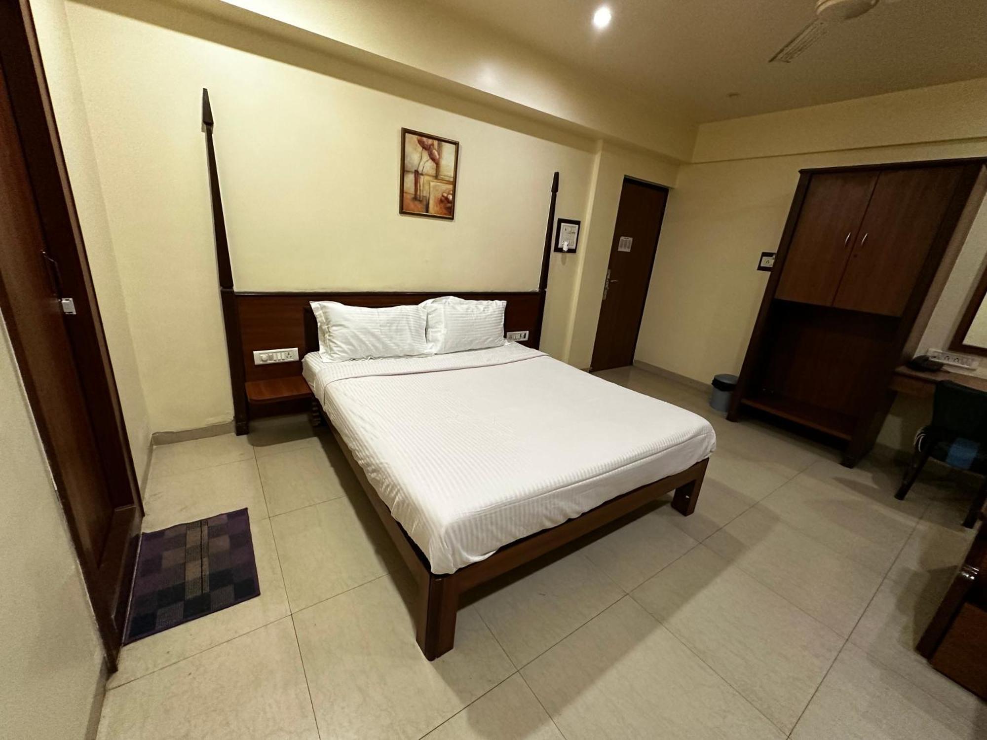 The Saffron Suites Sasupada Экстерьер фото